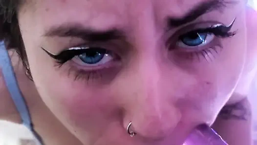 Heißes mädchen gibt einen blowjob, bis ich in ihren mund komme