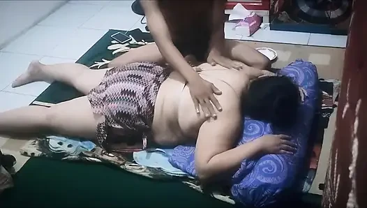 Mollige witwe wird während der massage geil