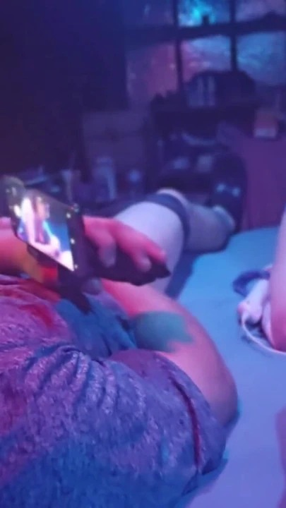 Moment spectaculaire de « Delilah adore se faire partager en suçant et en baisant les deux »