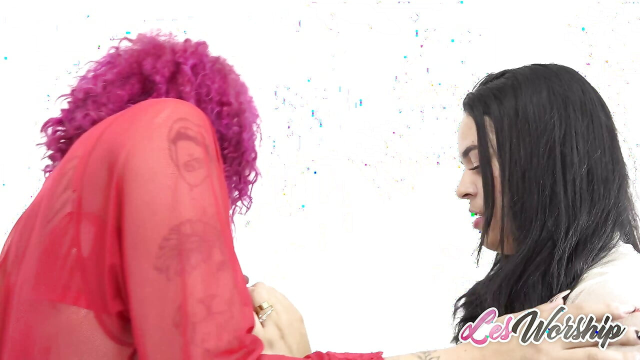 Tiffany og Lidi, Latin Vixens, Fuck Wild in the Woods. Fingerknulling, anal lek og strap-on action.