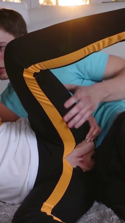 Mylf - yaramaz sarışın orta yaşlı seksi kadın genç erkeği baştan çıkarıyor ve onu ıslak amcığının içine sokuyor | Klip 3
