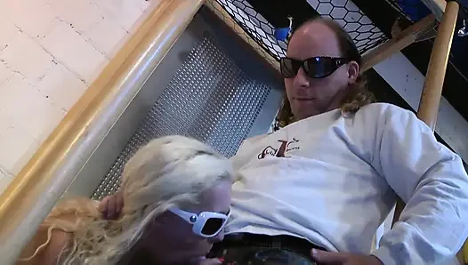 Ich bin eine junge tätowierte blonde deutsche mit naturals in dessous und ich nehme einen gangbang von dicken schwänzen