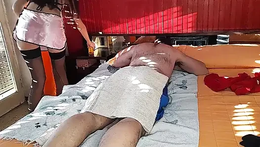 Pantat tukang pijatku dientot habis-habisan sama bayaran tambahan