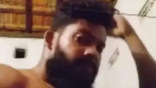Un gay tamoul sexy montre son corps nu