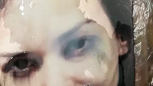 Vera the cumslut kapalı ile boşalmak ve çiş
