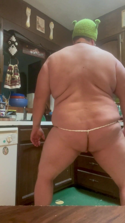Moment palpitant de « Burly Chub flexing son gros corps d’ogre »
