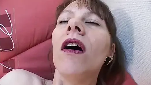 Géraldine bermain dengan dildo besar