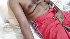 Desi farbror i sarong underkläder som visar bröstvårtor