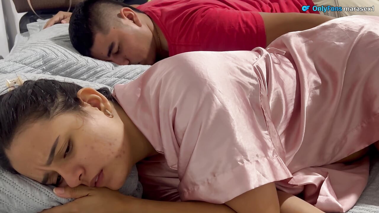 Ich teile mir ein Zimmer mit meiner dicken Stiefschwester und wir hatten am Ende rauen Sex.