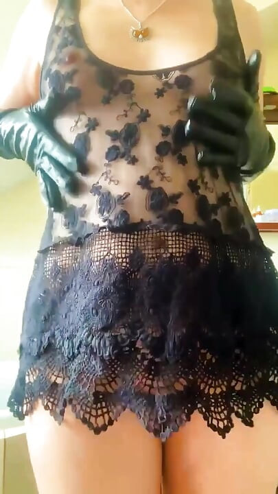 Seksi orta yaşlı seksi kadın küçük striptiz yapıyor