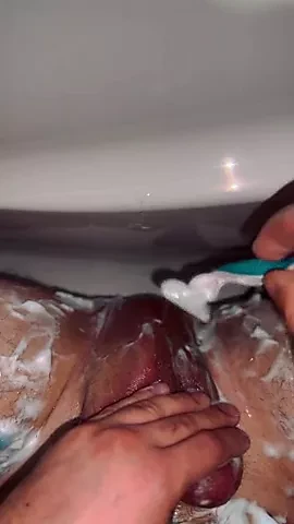 Тинка, горячий паренек бреет хуй для папочки в видео от первого лица крупным планом