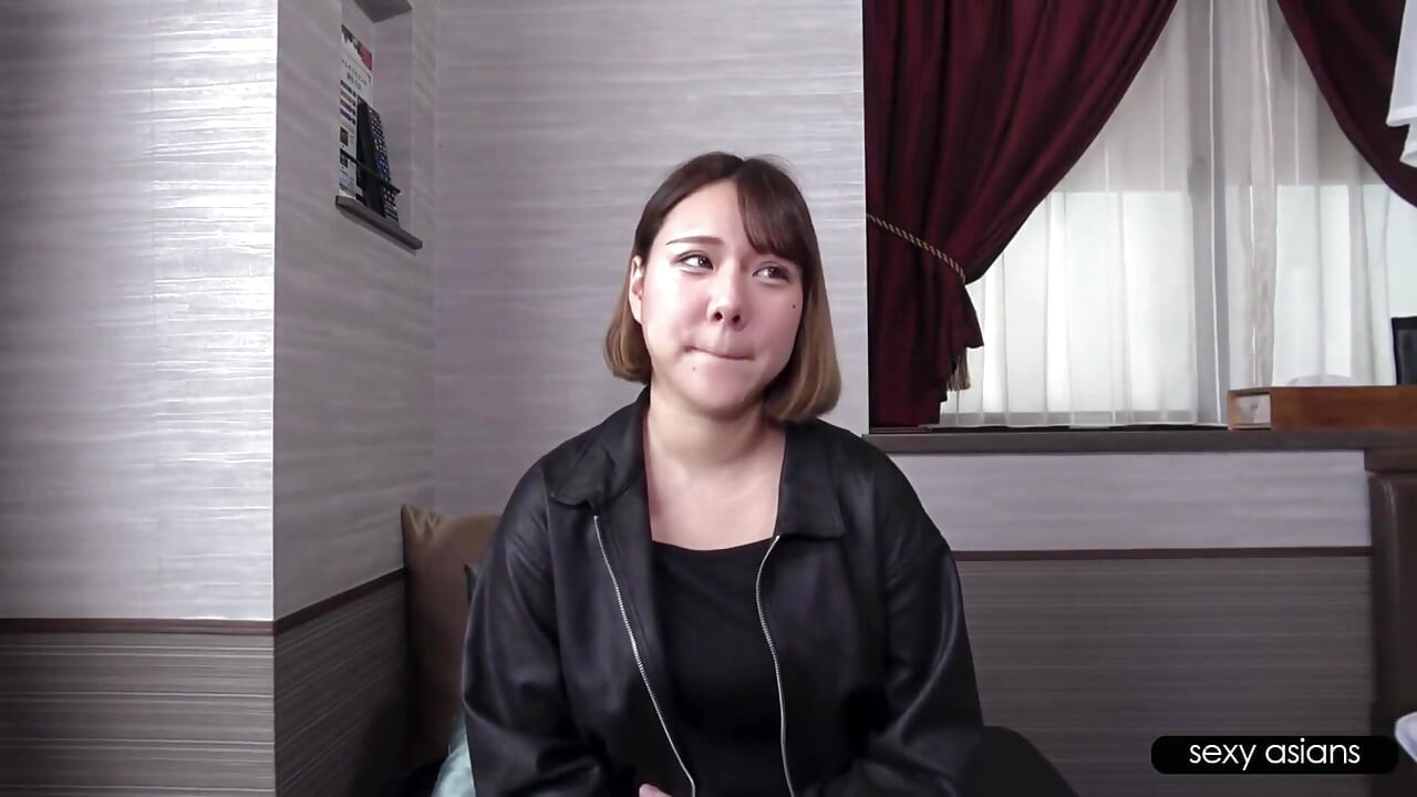 ギャル風ホステスが珍しくプライベート撮影に戻り、曲線美と自信に満ちた魅力を見せつけました
