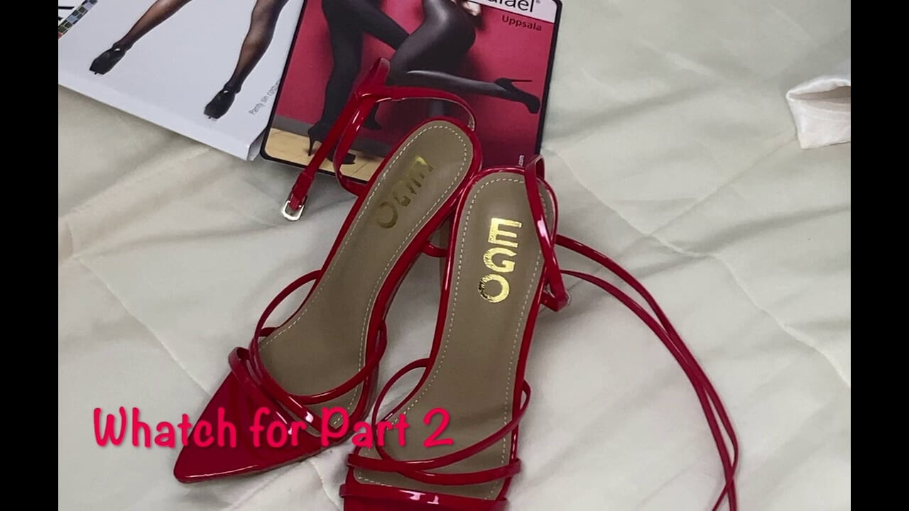 Mevrouw Rijpe Voeten krijgt een panty cadeau