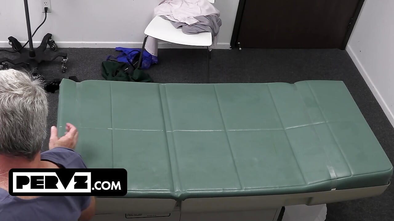 Țâțoasa Natasha Nice și Crystal Chase primesc un tratament special de la doctorul pervers