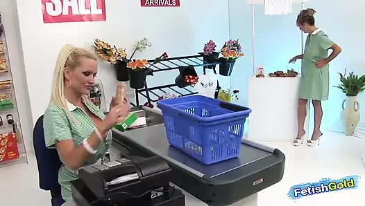 Dükkan müdürü ve bir müşteri iki büyük memeli satıcı kızı yoğun sikiyor