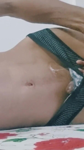 Sissy dečko se samo opušta kod kuće na krevetu i svršava | Isječak 1