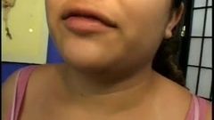 Une latina enceinte pulpeuse suce et baise avec une grosse bite noire