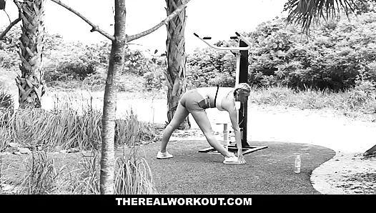 Возбужденная подтянутая блондинка зацепляется с мускулистым ебарем