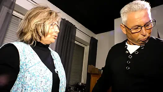 Sexy old mature gets fucked hard in her big round ass