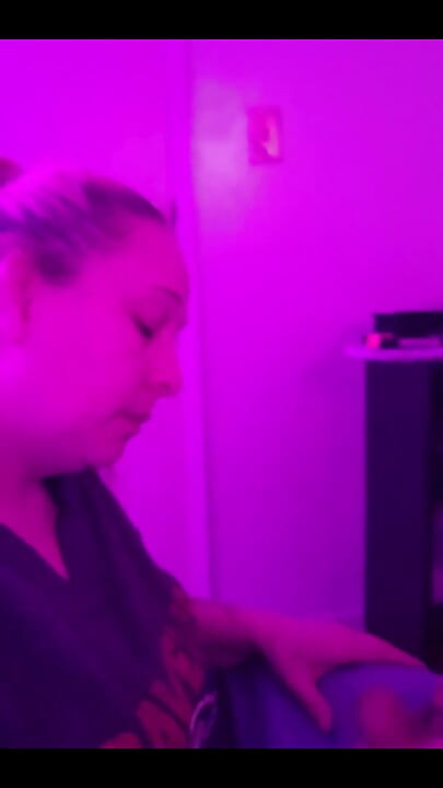 Une femme taille une pipe coquine
