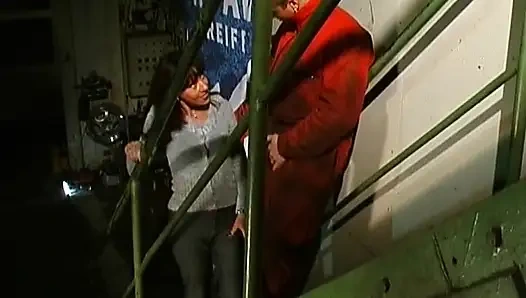 Трахнутую в киску немецкую шлюшку отдолбили после ночной вечеринки