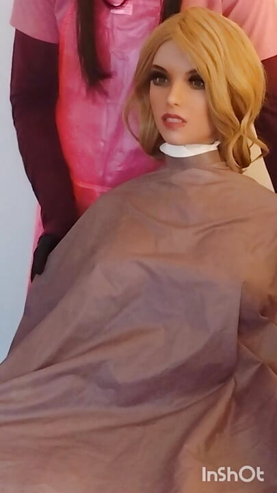 Lauren, la princesa del salón de belleza, modelando con capa química y fetiche
