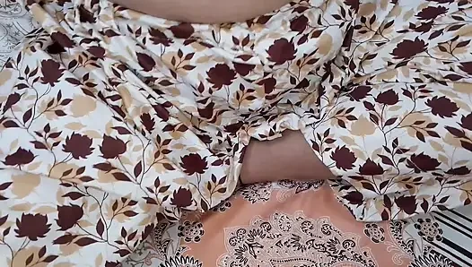 Sasur Bahu - видя свою красивую невестку в одиночестве, свекор вошел в комнату для секса