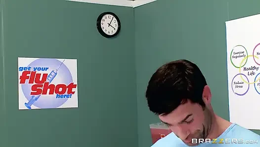 Brazzers - эрекция Charles Dera не прекращается, поэтому медсестра Karlee Grey принимается, чтобы решить проблему