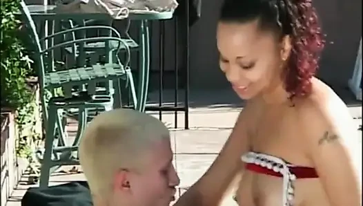 Jilat memek cewek kulit hitam dan putih di taman
