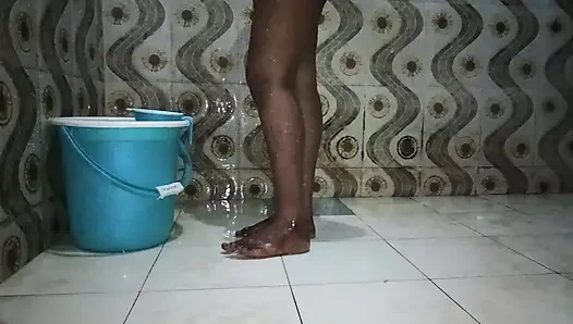 Pertunjukan mandi saranya istri hot tamil India