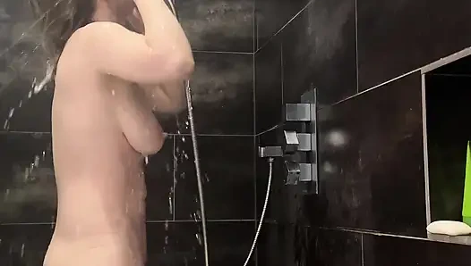 Doğal Göğüslü Sarışın Duş Alıyor