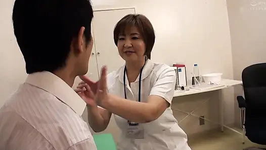 Секс с кримпаем грудастой зрелой женщины на работе