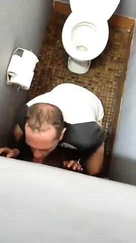 Chupa mi polla en el gloryhole mientras te miro