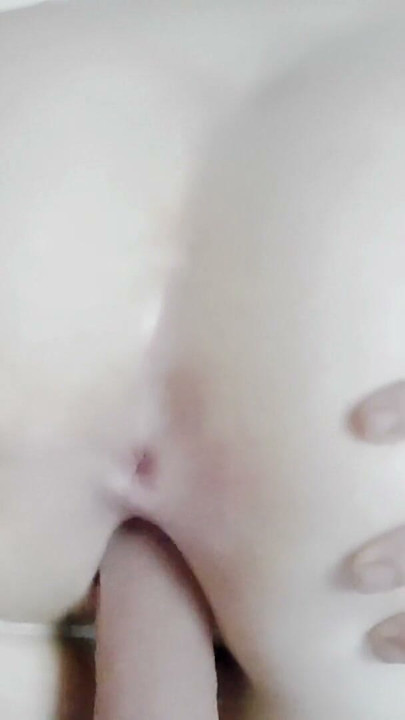 레깅스를 입은 배다른 여동생이 집에 혼자 있는 동안 저항할 수 없어서 그녀의 쪼이는 보지를 따먹어 | 클립 1