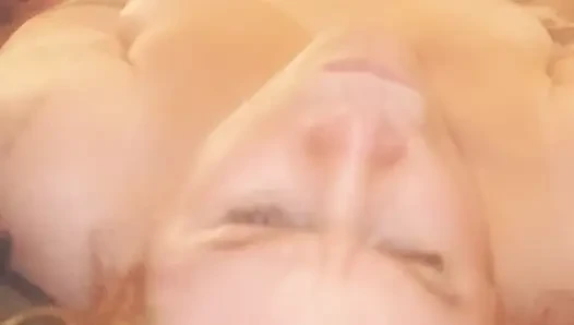 Evli kadın ağzını siktiriyor