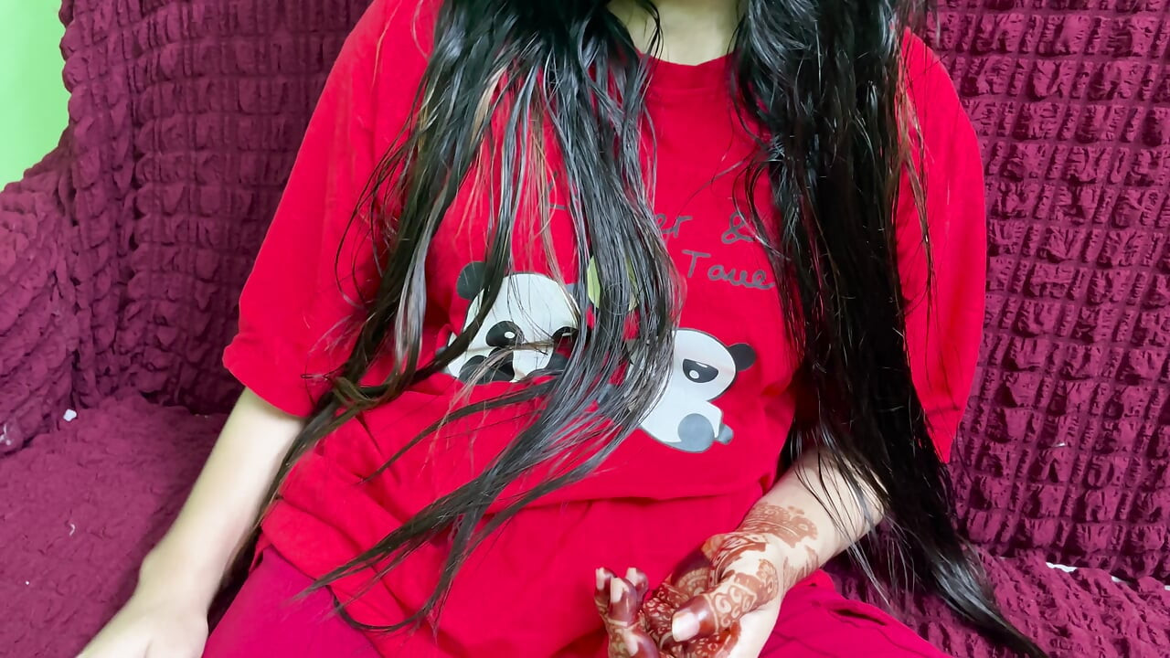 Seksi Hintli üvey kız kardeşim benimle sikiştiği için çok mutlu oluyor