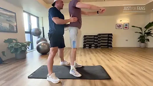 Straight Pt Throatfucks Hungthotter in the Locker Room, Then Returns the Favour