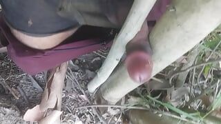 Chico soltero en video de sexo en el bosque