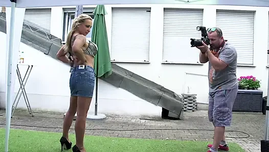 Sexy tätowiertes küken mit dickem arsch wird in ihre nasse muschi gefickt