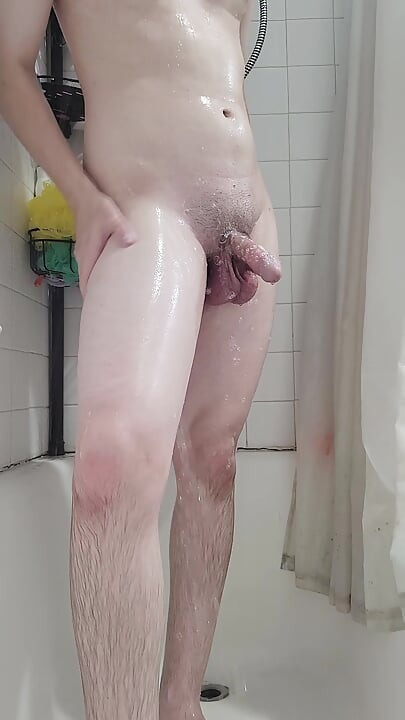 Femboy Twink tuširanje + losion dok nosi tangice