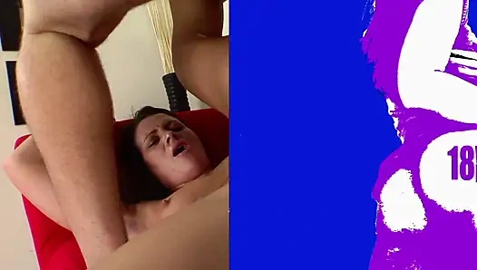 Si cantik muda dengan pantat bulat disetubuhi setelah dijemput