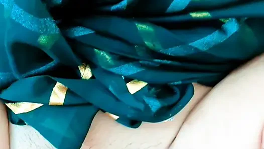 Hintli evli kadın kocası tarafından zevk için domaltılarak sikiliyor