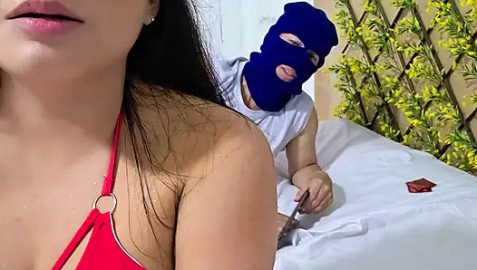 Латина-падчерица в бикини соблазняет отчима у бассейна для дикого и табу секса