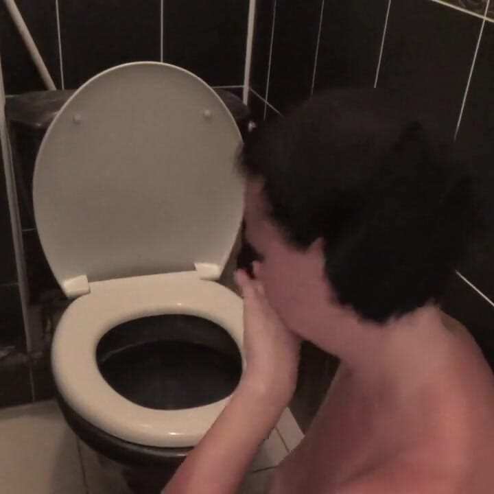 Kate te zadirkuje kako se skidaš i ližeš toalet