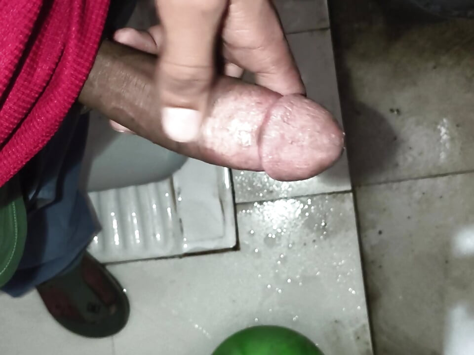 Kaam wali me muh mein liya tha achanak se ghar pe sab aa gaye ab bathroom mein hilana pad raha