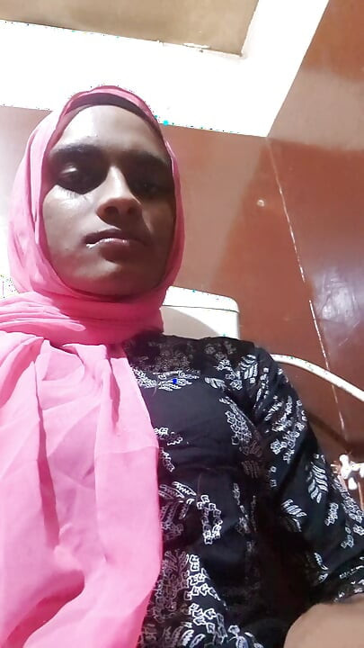 Desi hidžábská sissy crossdresser plivá výměna