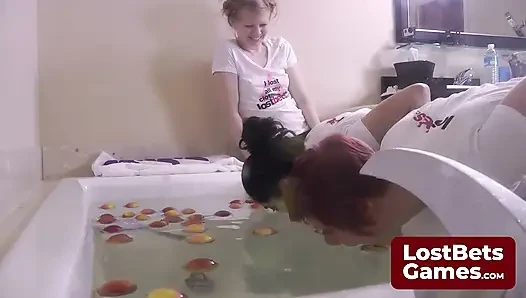 Strip Ducking for Apples klasik berubah menjadi tantangan menggoda