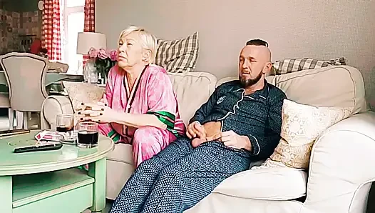Tabu seks, üvey anne film izliyor, ben de ağzını açıyorum
