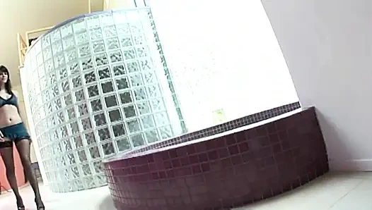 Очень большой черный член для шлюховатой возбужденной брюнетки с мокрой киской