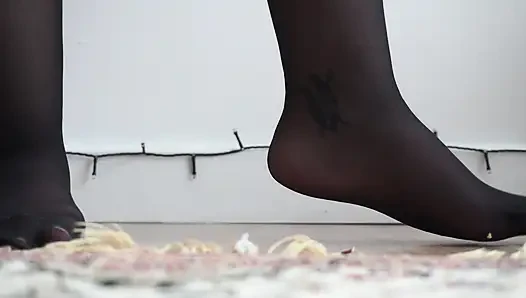 Giantess küçülen iş arkadaşlarıyla saklambaç oynuyor